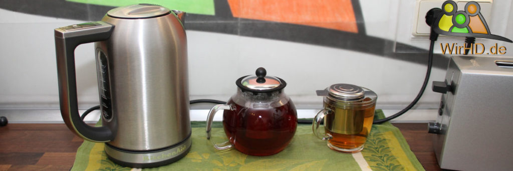 Wasserkocher mit Temperatureinstellung, Tee, Teekanne, Teeglas, Teekannen mit Sieb und Deckel.