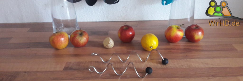 Zwei Wasserkaraffen mit Fruchtspießen, Fruchttspieße, Spiralförmig, Spieße, Obst, Wasserkaraffe mit Fruchtspieß.