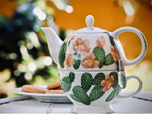 Teekanne mit Tasse aus Keramik.