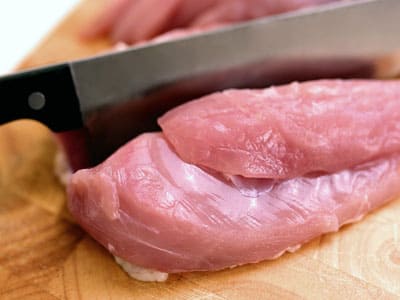 Fleisch mit einem Messer schneiden.