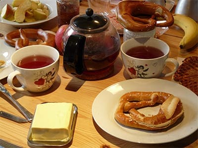 Teegeschirr, gedeckten Frühstückstisch, Tee, Teekanne mit Tasse.