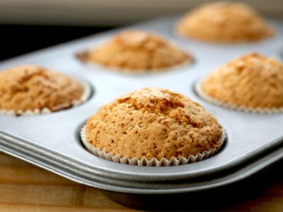 Muffinblech, zwölf Mulden, unkompliziertes Backwerk, Cupcakes, Muffins.