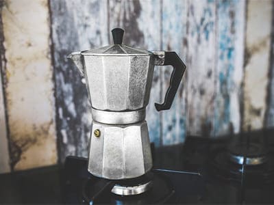 Espressokanne, kompakte Version der Kaffeemaschine, Prinzip des Überdrucks, Kaffeezubereitung.