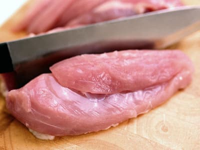 Fleisch gleichmäßig schneiden.