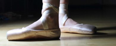 Professionelle Ballettschuhe, Materialien wie Satin, Leinen oder Leder
