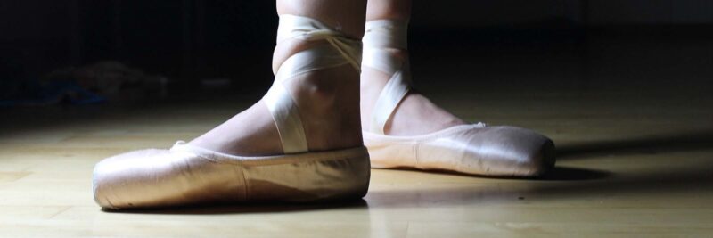 Professionelle Ballettschuhe, Materialien wie Satin, Leinen oder Leder