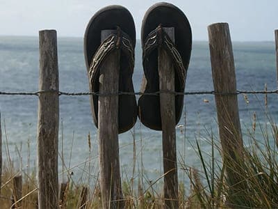 Flip-Flops am Strand, Sommer, Urlaub und Badespaß.