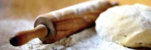 Teigrolle, Pizza- oder Nudelteig, gleichmäßige zylindrische Rolle, Teigroller, traditionelle Nudelholz.