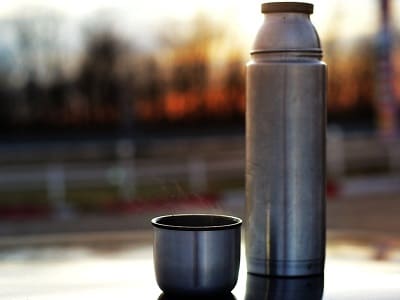 Hochwertige Thermosflasche, Getränke, Tee, hält Flüssigkeiten über einen längeren Zeitraum warm