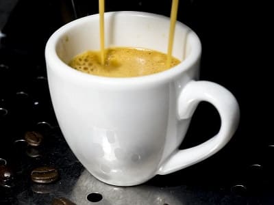 Zubereitung von Kaffee in einem Kaffeevollautomaten, Café Crème, mittlere Intensität, Espresso, kräftig, intensiv schmecken