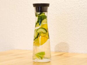Moderne Glaswasserkaraffe, stilvolles Dekorationsstück, erfrischende Getränke