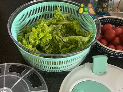 Frischer knackiger Salat, ideal für Kopfsalat, Abtropfen ein Sieb verwendet, Salat viel schneller und unkomplizierter zubereiten.